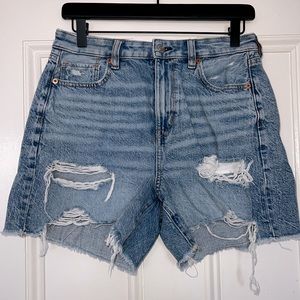 American Eagle Distressed Baggy Mom Denim Short 4”